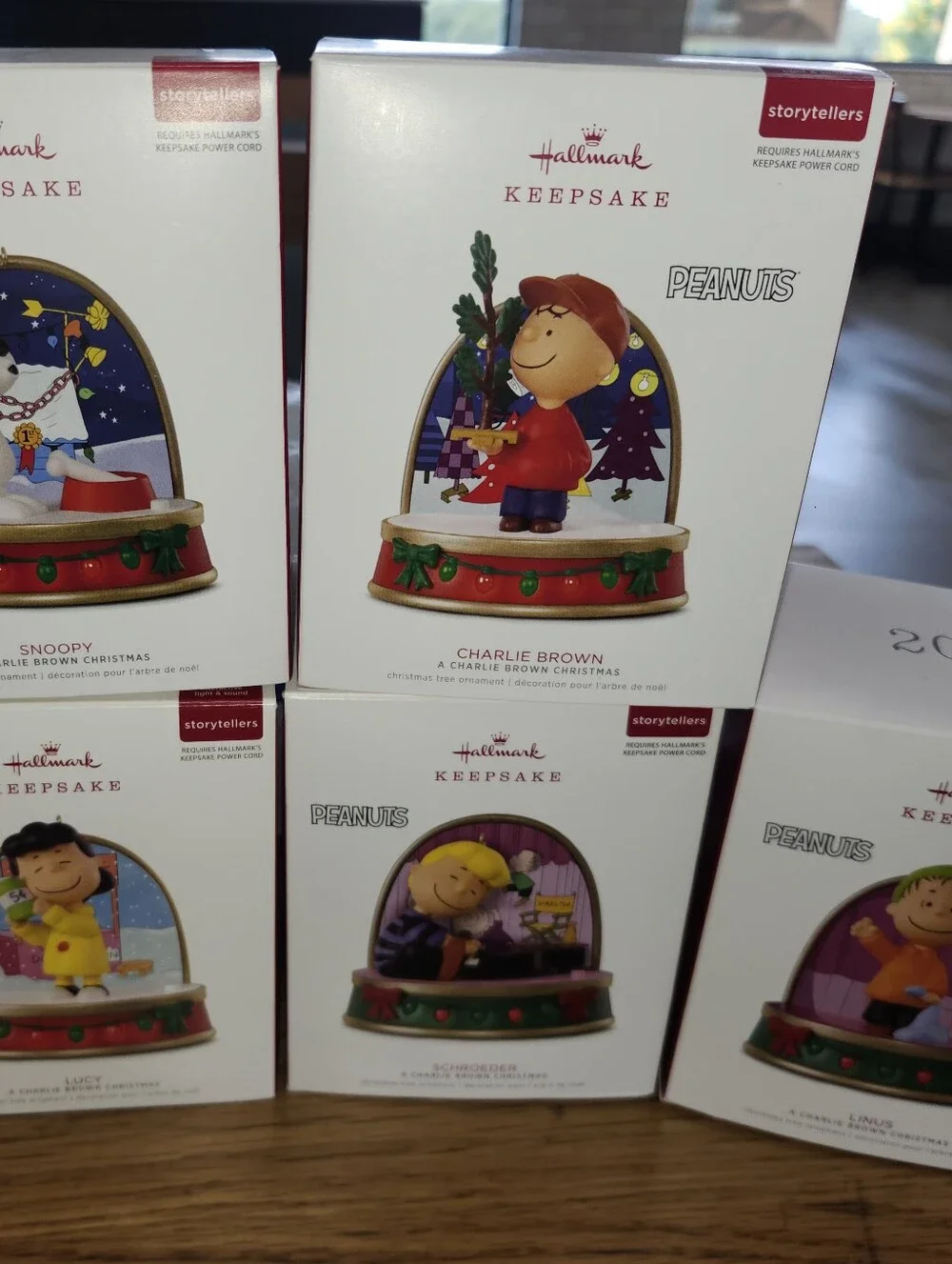 Hallmark keepsake 2018 set peanuts +power cord